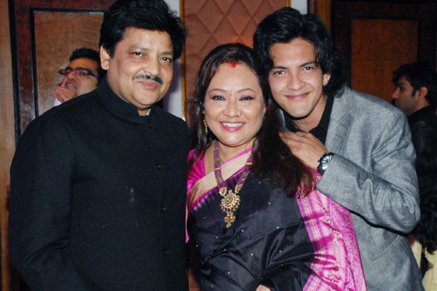Udit-Narayan-with-family