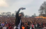 २० हजार दर्शकको भिडमा अनमोल